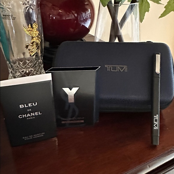 NWOT Tumi hard sided toiletry case 4 piece bundle - Picture 1 of 14